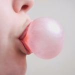 Τι μπορούμε τελικά να πάθουμε αν καταπιούμε τσίχλα;