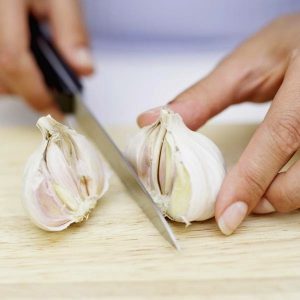 Ένα κουτάλι μπορεί να διώξει την μυρωδιά του σκόρδου και του κρεμμυδιού από τα χέρια!