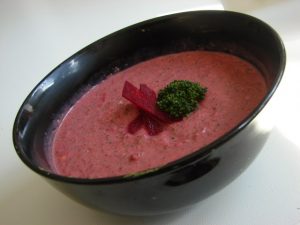 Πρωτότυπη ροζ σούπα από παντζάρι βελουτέ