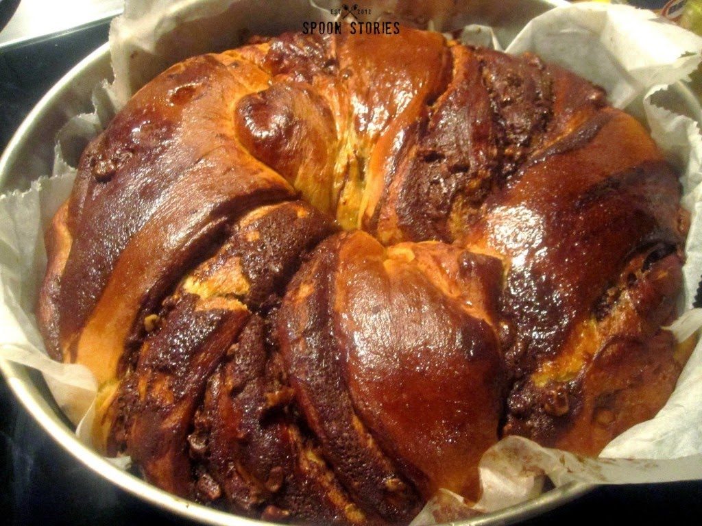 Πασχαλινό τσουρέκι γεμιστό με κουβερτούρα και καρύδια