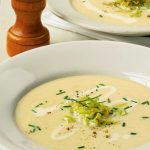 Βελουτέ σούπα με γλυκοπατάτα, πράσο και δενδρολίβανο