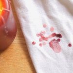 Δείτε πως μπορείτε να βγάλετε τον λεκέ από κερί!