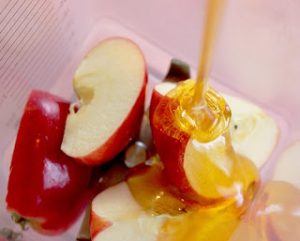 Ένα μήλο και λίγο μέλι είναι αρκετά, για να ενυδατώσετε σε βάθος την επιδερμίδα σας!
