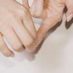 Να, πως θα ξεκολλήσετε μια δυνατή κόλλα από τα χέρια σας!