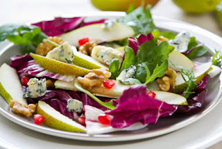 Πράσινη σαλάτα με αχλάδι, καρύδια και κατσικίσιο τυρί