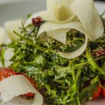 Πράσινη σαλάτα με γραβιέρα, μέλι και σουσάμι