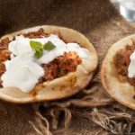 Αραβική πίτα με κιμά, τυρί κρέμα και λαχανικά