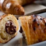 Σπιτικά κρουασίνια με κρέμα βανίλια και καστανή ζάχαρη
