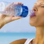 Δείτε μια κατηγορία ανθρώπων που δεν πρέπει να πίνουν πολύ νερό