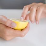 Έχετε κίτρινα σημάδια στα νύχια σας; Δείτε πως να τα εξαφανίσετε!