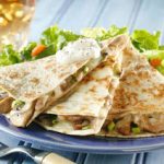 Quesadilla (κεσαντίγια) με τυρί, ντομάτα και πιπεριά