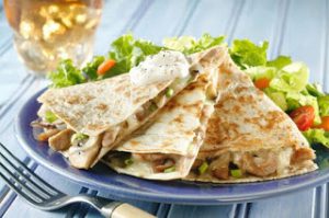 Quesadilla (κεσαντίγια) με τυρί, ντομάτα και πιπεριά