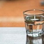 Δείτε πώς το νερό πριν το γεύμα θα μπορούσε να βοηθήσει στην απώλεια βάρους