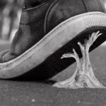 Εσείς ξέρετε πως να αφαιρέσετε την τσίχλα από ρούχα, χαλί και μαλλιά;