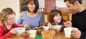 Πώς οι γονείς επηρεάζουν τη διατροφή των παιδιών