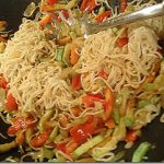 Σπιτικά noodles με μοσχάρι και λαχανικά