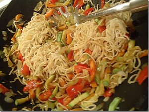 Σπιτικά noodles με μοσχάρι και λαχανικά
