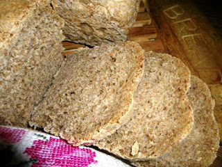 Σπιτικό ψωμί ολικής άλεσης με αποξηραμένα σύκα και καρύδια