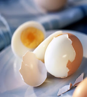 Ένας τρελός τρόπος για να καθαρίσεις ένα βρασμένο αυγό!
