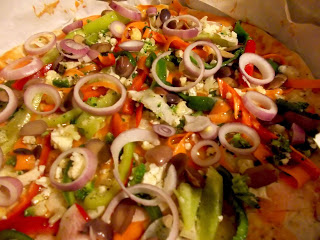 Πανεύκολη σπιτική πίτσα με φέτα, ελιές και λαχανικά