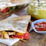 Quesadilla (κεσαντίγια) με τυρί, κοτόπουλο και ντομάτα