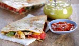 Quesadilla (κεσαντίγια) με τυρί, κοτόπουλο και ντομάτα