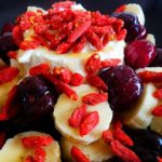 Χορταστικό σνακ με γιαούρτι, cranberries,gogi berries, ξηρούς καρπούς και μέλι