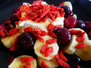Χορταστικό σνακ με γιαούρτι, cranberries,gogi berries, ξηρούς καρπούς και μέλι