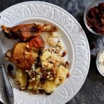 Κατσικάκι γεμιστό με συκώτι και γραβιέρα (Πατούδο)