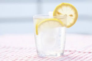 Νερό με λεμόνι: Ένας ακόμη μύθος για το αδυνάτισμα