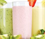 Υγιεινό smoothie με μπανάνα, αβοκάντο, γκρέιπφρουτ και τζίντζερ