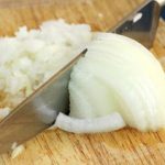 Δείτε πως μπορείτε να ψιλοκόψετε ένα κρεμμύδι πανεύκολα!