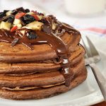 Σοκολατένια pancakes με νιφάδες βρώμης, μπανάνα και μέλι
