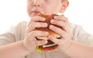 Η παιδική παχυσαρκία συνδέεται με το χαμηλό οικογενειακό εισόδημα