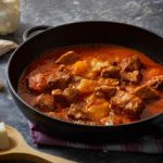 Μοσχάρι κοκκινιστό με γραβιέρα Χωριό