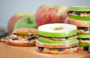 Θρεπτικό σάντουιτς για παιδιά με ταχίνι, μήλο και κανέλα