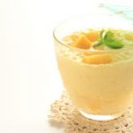 Υπέροχο smoothie με μπανάνα, ανανά, μέντα και πράσινο τσάι
