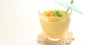 Υπέροχο smoothie με μπανάνα, ανανά, μέντα και πράσινο τσάι