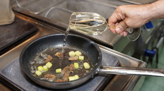 Δείτε με τι μπορείτε να αντικαταστήσετε το κρασί στο φαγητό που μαγειρεύετε