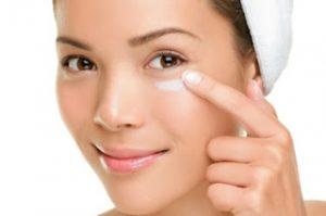 Εσείς ξέρετε να βάζετε σωστά την κρέμα ματιών;