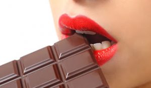 Η κατανάλωση σοκολάτας συνδέεται με βελτίωση της νοητικής λειτουργίας