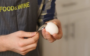 Πως να βγάλετε το κέλυφος από ένα βρασμένο αυγό, με ένα κουτάλι!