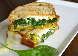 Σπιτικό σάντουιτς ολικής άλεσης με σπανάκι, άπαχο τυρί κρέμα, αυγό και αβοκάντο
