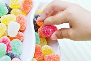 Τελικά η ζάχαρη προκαλεί υπερκινητικότητα στα παιδιά;