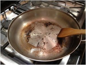 Δείτε πως μπορείτε να καθαρίσετε το τηγάνι από το καμένο φαγητό!