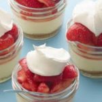 Ατομικά cheesecake φράουλα με βάση από κουλουράκια πασχαλινά