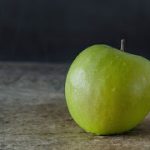 Ένα κόλπο για να μην μαυρίζει το κομμένο μήλο!