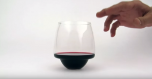 Δείτε το τέλειο ποτήρι για κρασί που δεν μοιάζει με ότι έχετε δει!