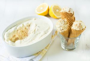 Εύκολο παγωτό με γεύση τσιζκέικ λεμόνι