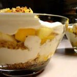Εύκολο σπιτικό γλυκό trifle με γιαούρτι, τυρί κρέμα και γλυκό πεπόνι